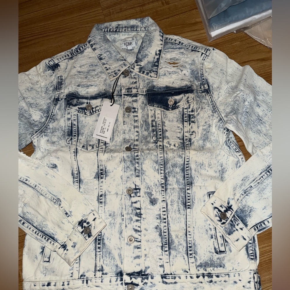 KDNK Los Angeles Distressed Acid Wash Denim Jacket - Ice Blue  Size XL- NWT - Picture 3 of 10